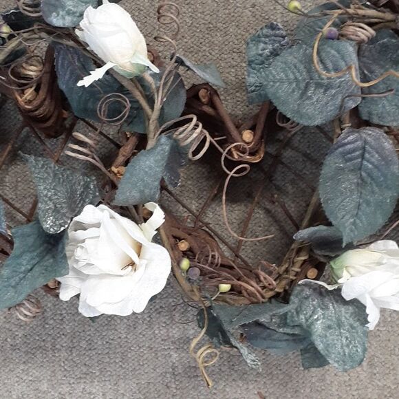 Vintage wood grapevine trailing triple heart shaped basket with white roses - Picture 3 of 6